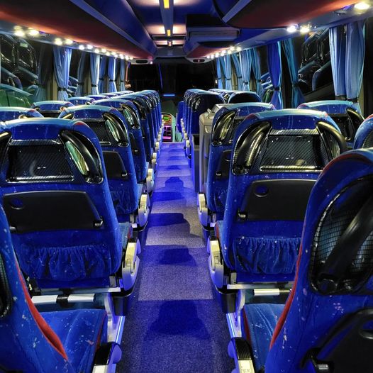"Sähkönsinistä" tunnelmaa tummuvaan iltaan. Pitkillä reissuilla päivät venyvät, mutta turvallinen kyyti vie perille.  Luxus-bussi Samimatkat.