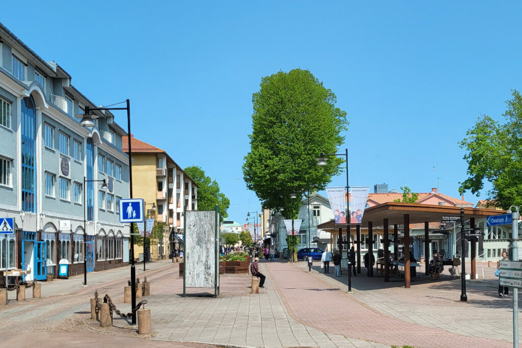 Samimatkat - matkaan mukavasti kotikulmilta, Ahvenanmaan matkat, näkymä Maarianhaminan kesäkaduille.