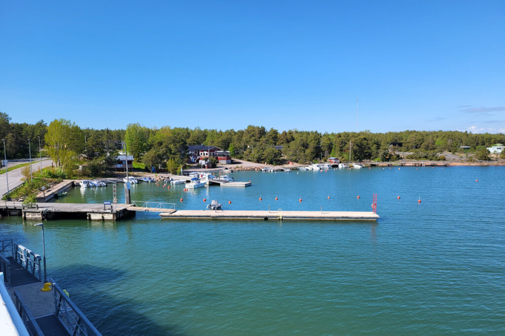 Samimatkat - matkaan mukavasti kotikulmilta, Ahvenanmaan matkat, näkymä pieneen satamaan taloineen.