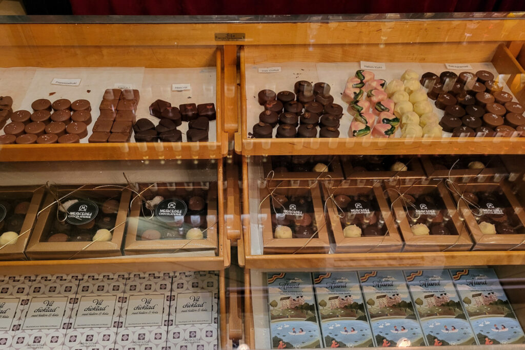 Samimatkat - matkaan mukavasti kotikulmilta, Ahvenanmaan matkat, suklaapuodin suklaaherkkuja.