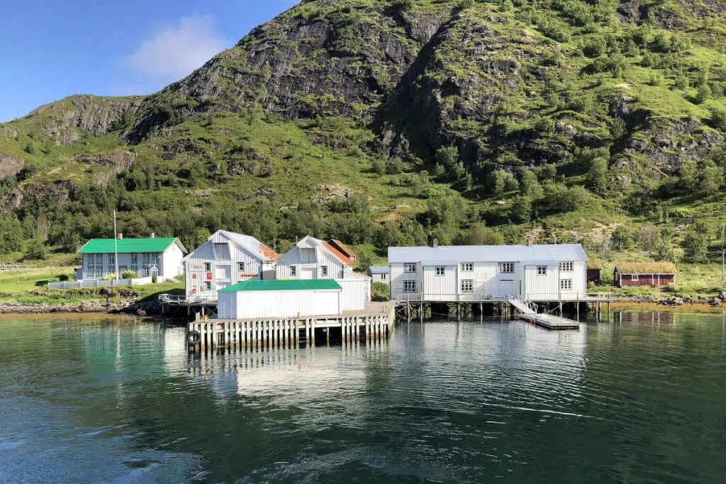 Samimatkat-Lofootit-Itä-Suomesta-Tinden-taloja.