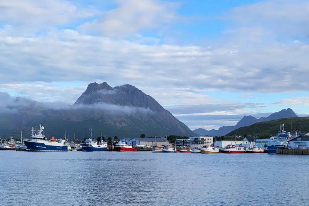 Samimatkat, matkaan mukavasti kotikulmilta, Lofoottien kiertomatkalla kalastajakylä vuonon varrella.
