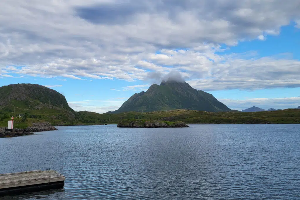 Samimatkat - matkaan mukavasti kotikulmilta Lofoottien kiertomatkalle, kuvassa Tinden-saaren huikeita vuono- ja vuorimaisemia.