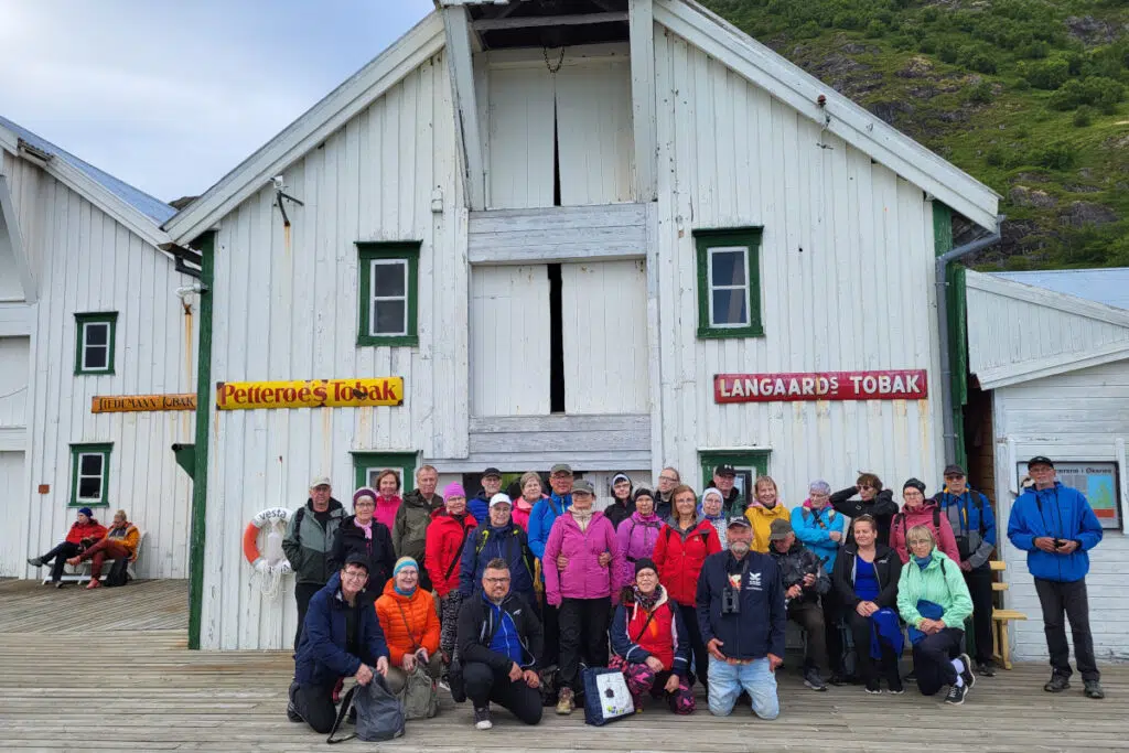 Samimatkat - matkaan mukavasti kotikulmilta Lofoottien kiertomatkalle, Samimatkalaiset 2025 ryhmäkuvassa Tinden-saarella.
