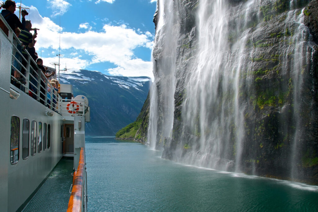 Fjordcruise-on-Geirangerfjorden-passing-Brudesloret-waterfall_Oyvind-Heen-fjords.com-Samimatkat-Norjan-vuonomatkat-