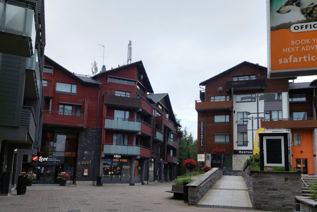 Ruskamatka Levi, Levin alppikylä. Samimatkat