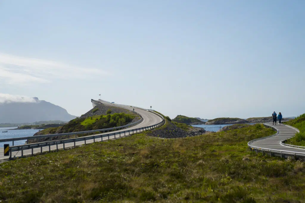 The-Atlantic-Road_VG-Partnerstudio-VisitNorway.com-Norjan-vuonot-kiertomatkalla-Samimatkat