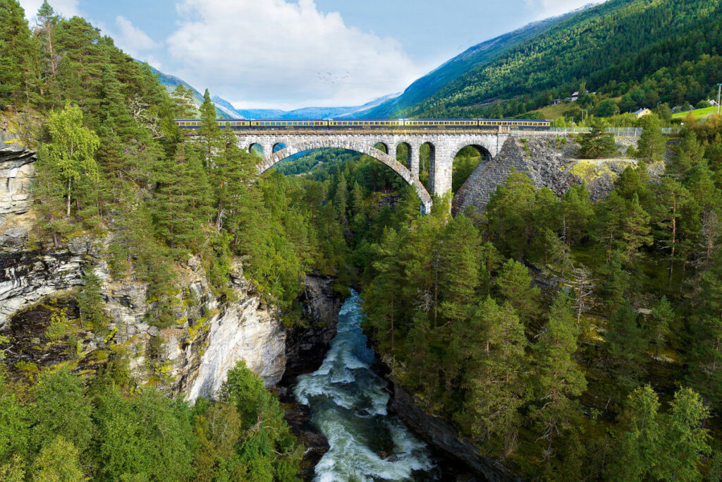 the_golden_train_romsdalen_norwegian_travel_1-Vuonojen-Norja-kiertomatka-Samimatkat.jpg
