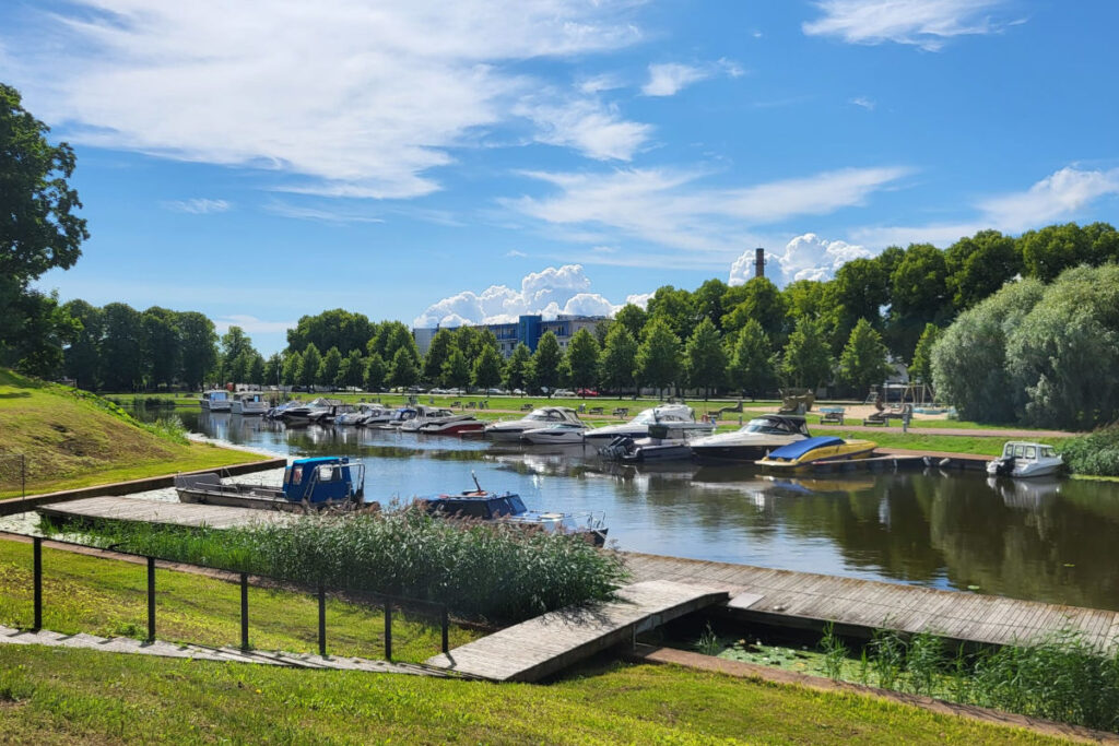 Pärnun matkat, vehreitä kaupunkinäkymiä pienvenesatamaa Samimatkat