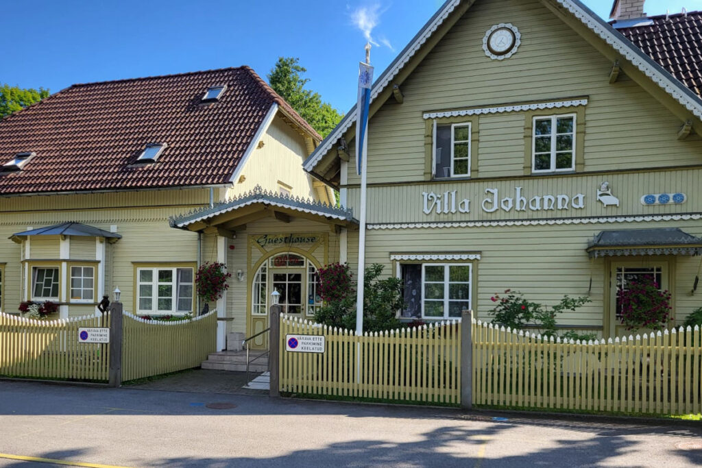 Pärnun puutaloalueet kutsuvat kävelyretkille. Pärnun kylpylälomat Itä-Suomesta Samimatkat