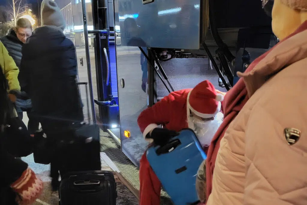 Matkalle lähdössä, pakkaustouhuja pikkujoulutunnelmissa Samimatkat