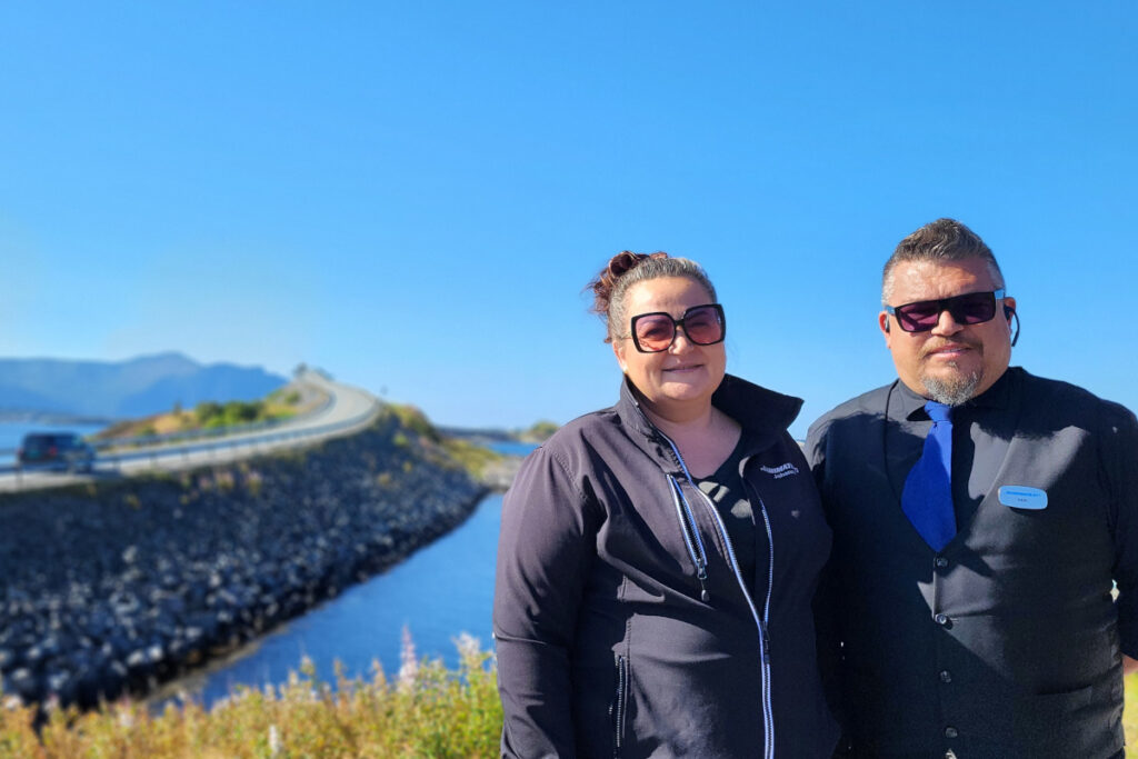 Samimatkat valmismatkat vuonojen Norjassa matkanjohtaja Johanna ja kuljettaja Sami.