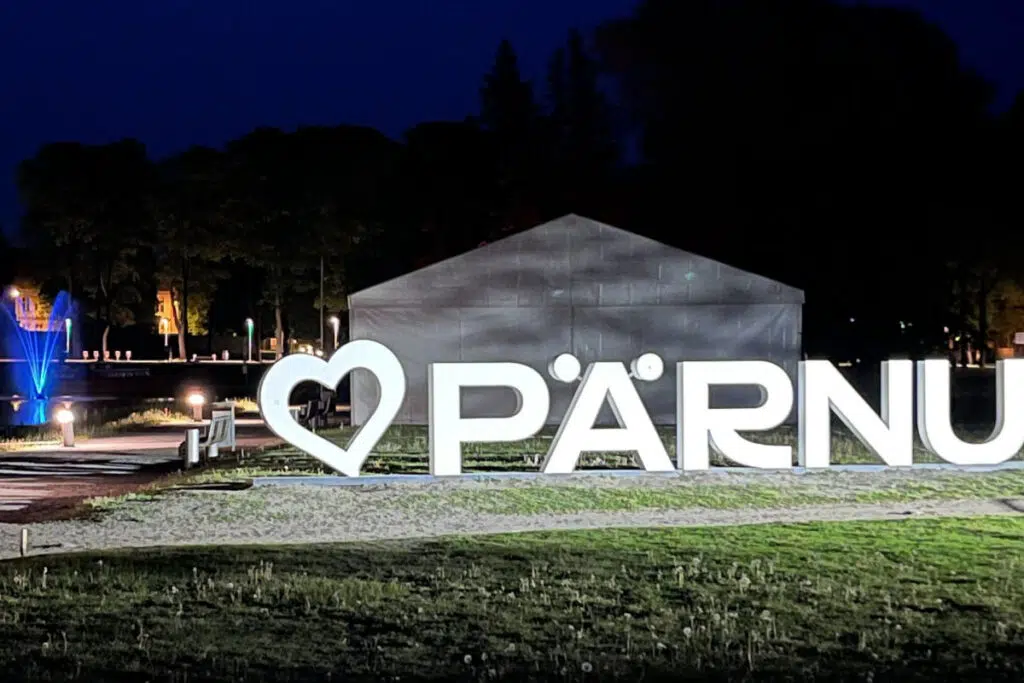 Samimatkat-bussimatkat Itä-Suomesta, Pärnu Grillfest 2026. Kuvassa: Pärnu-logo iltavalaistuksessa.