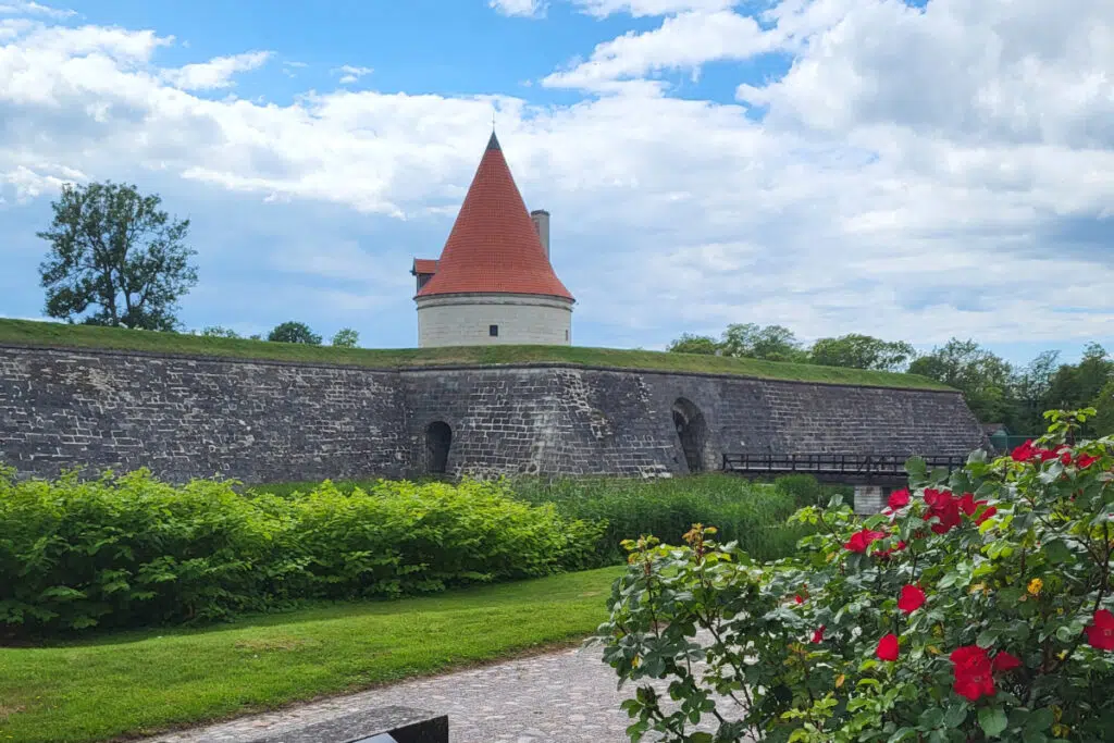 Samimatkat mukavasti Itä-Suomesta Saarenmaalle, Haapsaluun. Kuvassa Kuresaaren piispanlinna.