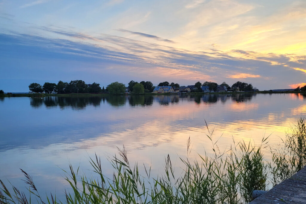 Samimatkat, bussimatkat Viroon, Saarenmaalle, Haapsaluun. Kuvassa auringonlasku Saarenmaalta.