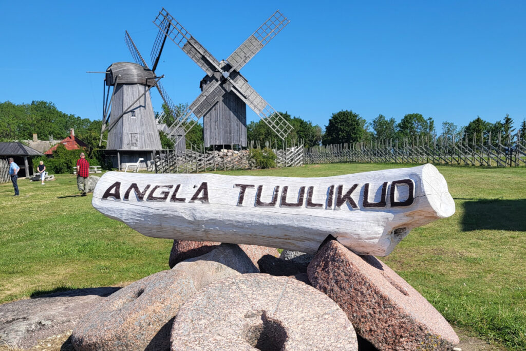 Samimatkat, kiertomatka Saarenmaalle ja Haapsaluun Itä-Suomesta, kuvassa Anglan tuulimyllyt.