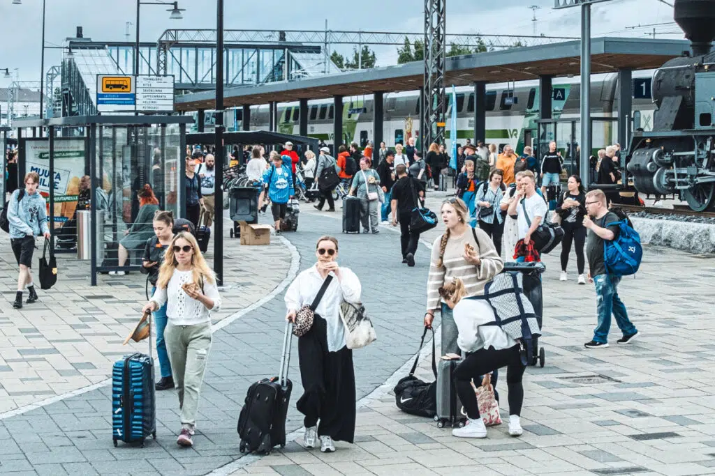 Samimatkat: Myyttinen Suomi -kiertomatkat, Joensuun juna-asemalla matkustajia