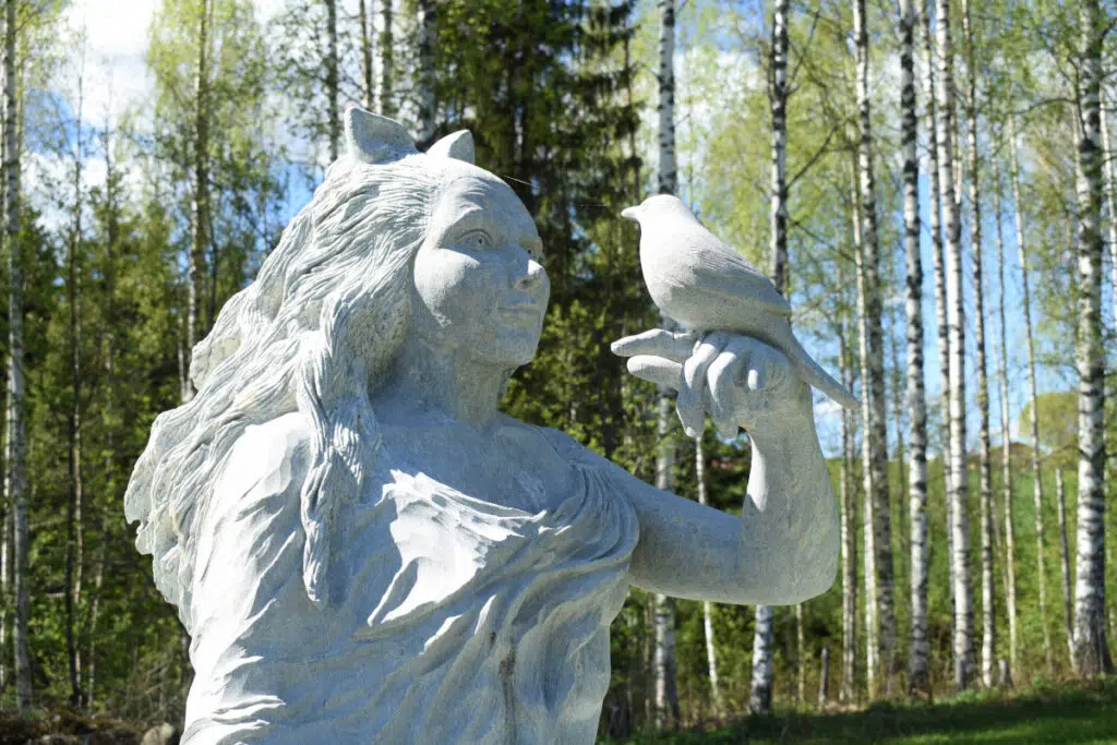 Samimatkat: Myyttinen Suomi -kiertomatkat Kolille. Kuvassa Veistonpuiston patsas, Koli