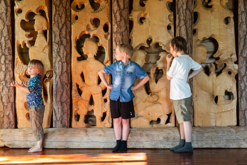 Samimatkat: Myyttinen Suomi -kiertomatkat Kolilla. Kuvassa Paaterissa puuveistoksia. Kuva: Jarno Artika