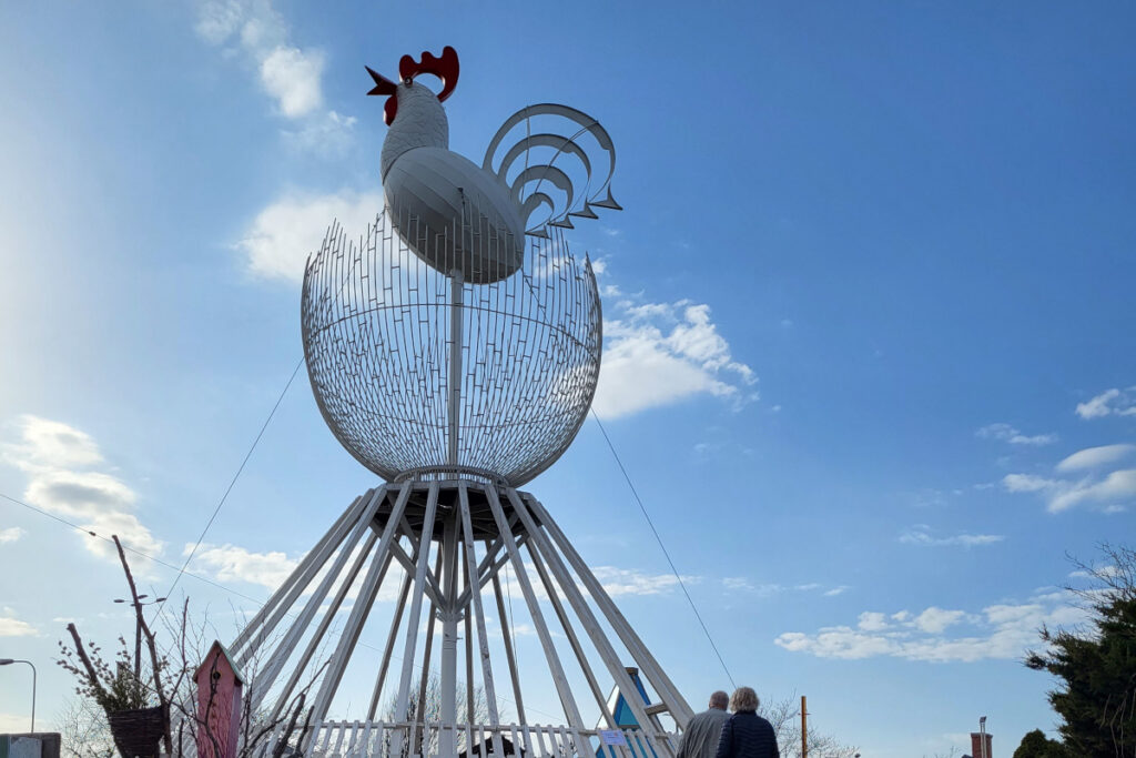 Samimatkat-bussimatkat-kiertomatkat: Riian matkalta iso metallinen kukko.