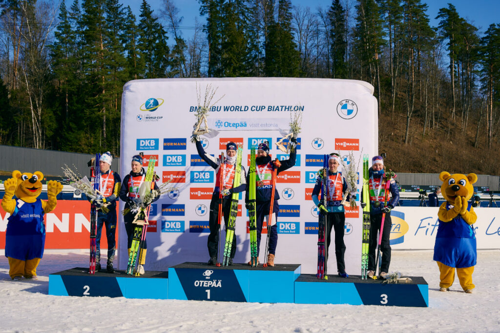 Samimatkat bussimatkat Ampumahiihdon MM-kisoihin 2027 Otepäähän. Kuva World Cupista 2026 palkintokorokkeelta. Kuvaaja: Reiko Kolatsk