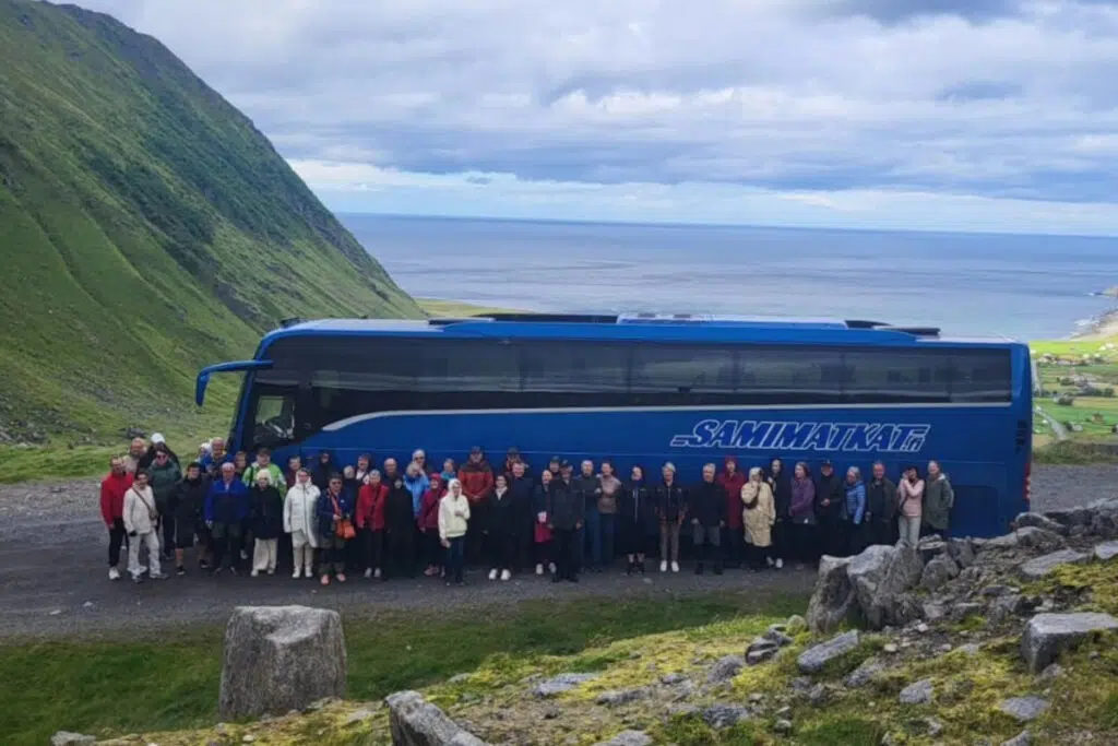 Samimatkat valmismatkat bussimatkat Lofoottien matkalaiset huikeissa maisemissa